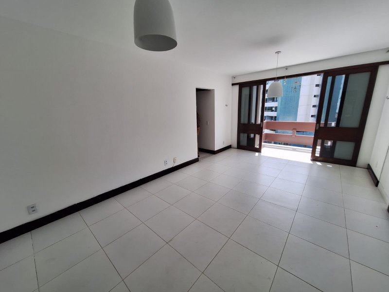 APARTAMENTO 3 QUARTOS SUÍTE VARANDA NASCENTE ELEVADOR GARAGEM PISCINA À VENDA BARRA! Rua Raul Drumond Salvador - 
