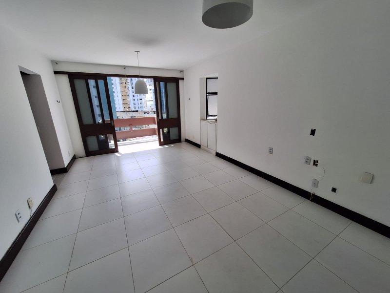APARTAMENTO 3 QUARTOS SUÍTE VARANDA NASCENTE ELEVADOR GARAGEM PISCINA À VENDA BARRA! Rua Raul Drumond Salvador - 