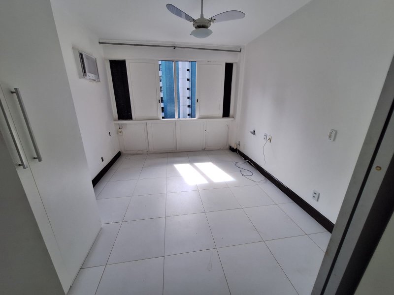 APARTAMENTO 3 QUARTOS SUÍTE VARANDA NASCENTE ELEVADOR GARAGEM PISCINA À VENDA BARRA! Rua Raul Drumond Salvador - 