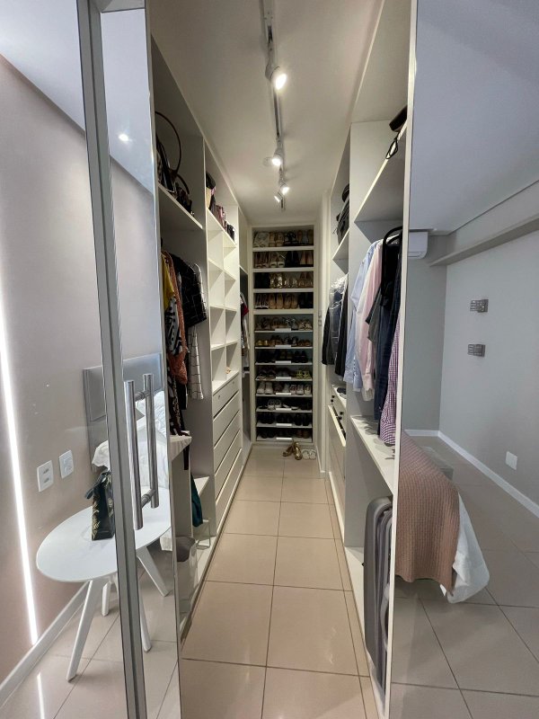 APARTAMENTO MOBILIADO 3 SUÍTES  CLOSET 2 VARANDAS 2 GARAGENS À VENDA NA GRAÇA! Rua da Graça Salvador - 