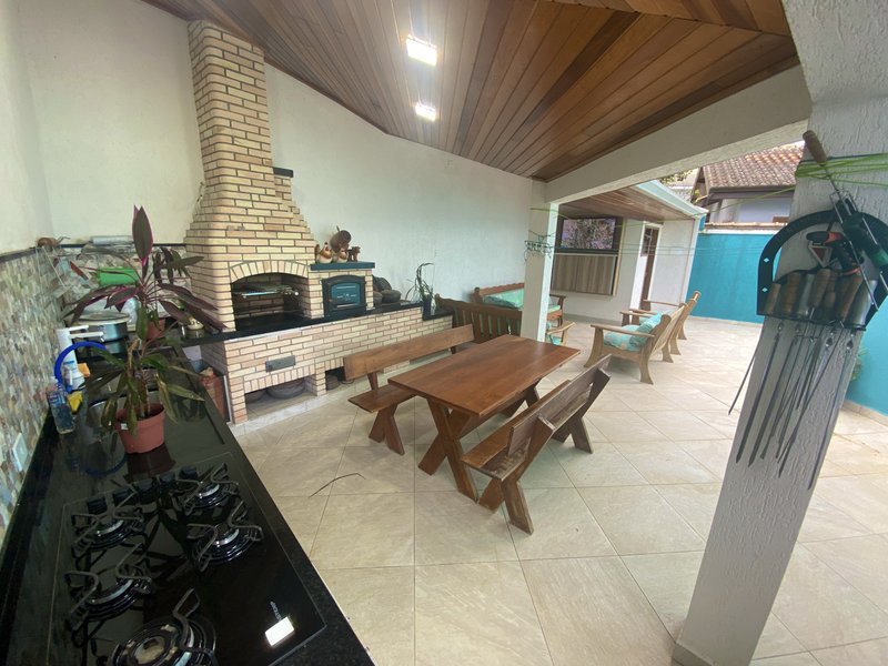 CASA MOBILIADA NO CONDOMÍNIO ARUJAZINHO 5 DISPONÍVEL PARA LOCAÇÃO!!! - Arujá - 