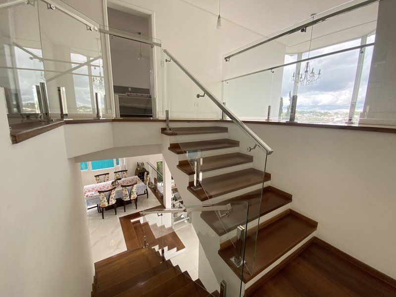 CASA MOBILIADA NO CONDOMÍNIO ARUJAZINHO 5 DISPONÍVEL PARA LOCAÇÃO!!! - Arujá - 
