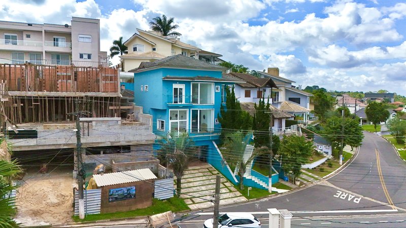 CASA MOBILIADA NO CONDOMÍNIO ARUJAZINHO 5 DISPONÍVEL PARA LOCAÇÃO!!! - Arujá - 