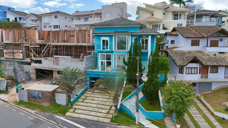 CASA MOBILIADA NO CONDOMÍNIO ARUJAZINHO 5 DISPONÍVEL PARA LOCAÇÃO!!! - Arujá - 