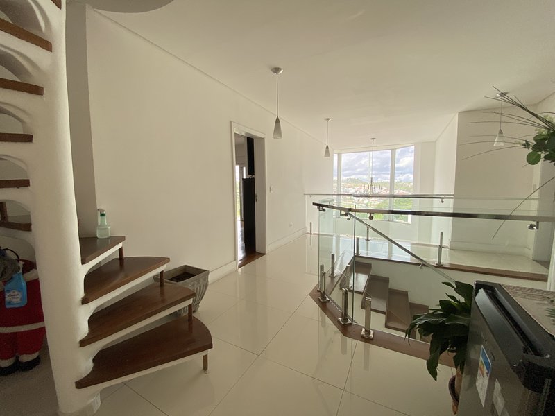 CASA MOBILIADA NO CONDOMÍNIO ARUJAZINHO 5 DISPONÍVEL PARA LOCAÇÃO!!! - Arujá - 