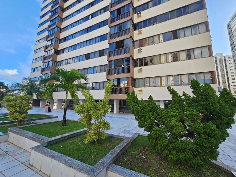 APARTAMENTO 4 QUARTOS SUÍTE VARANDA DEPENDÊNCIA ELEVADOR 2 GARAGENS À VENDA NA GRAÇA Rua Humberto de Campos Salvador - 