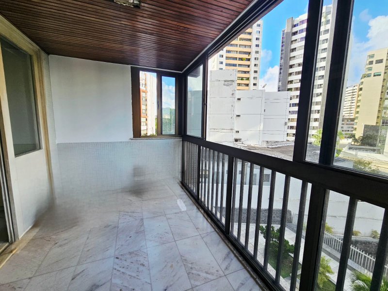 APARTAMENTO 4 QUARTOS SUÍTE VARANDA DEPENDÊNCIA ELEVADOR 2 GARAGENS À VENDA NA GRAÇA Rua Humberto de Campos Salvador - 