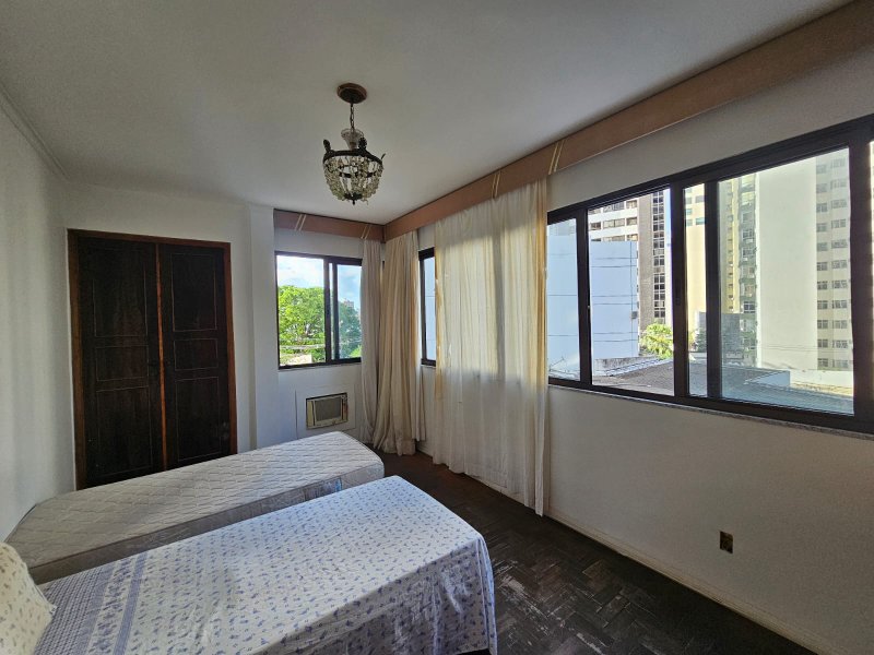 APARTAMENTO 4 QUARTOS SUÍTE VARANDA DEPENDÊNCIA ELEVADOR 2 GARAGENS À VENDA NA GRAÇA Rua Humberto de Campos Salvador - 
