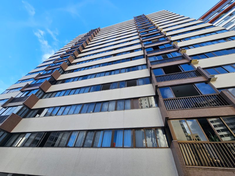 APARTAMENTO 4 QUARTOS SUÍTE VARANDA DEPENDÊNCIA ELEVADOR 2 GARAGENS À VENDA NA GRAÇA Rua Humberto de Campos Salvador - 