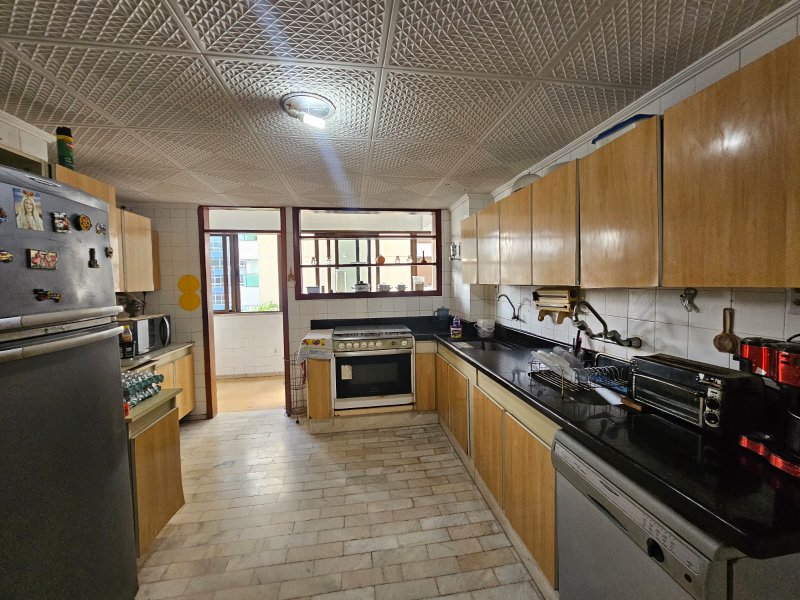 APARTAMENTO 4 QUARTOS SUÍTE VARANDA DEPENDÊNCIA ELEVADOR 2 GARAGENS À VENDA NA GRAÇA Rua Humberto de Campos Salvador - 