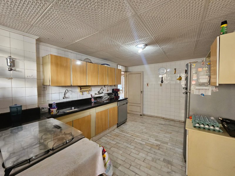APARTAMENTO 4 QUARTOS SUÍTE VARANDA DEPENDÊNCIA ELEVADOR 2 GARAGENS À VENDA NA GRAÇA Rua Humberto de Campos Salvador - 