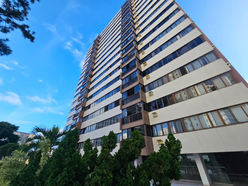 APARTAMENTO 4 QUARTOS SUÍTE VARANDA DEPENDÊNCIA ELEVADOR 2 GARAGENS À VENDA NA GRAÇA Rua Humberto de Campos Salvador - 