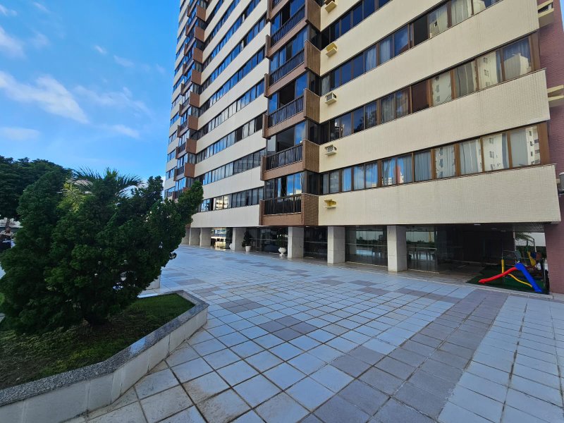 APARTAMENTO 4 QUARTOS SUÍTE VARANDA DEPENDÊNCIA ELEVADOR 2 GARAGENS À VENDA NA GRAÇA Rua Humberto de Campos Salvador - 