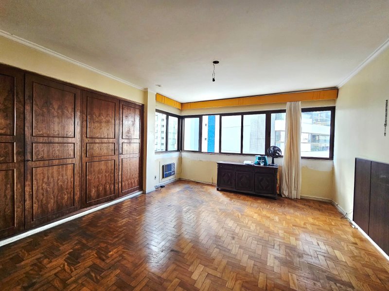 APARTAMENTO 4 QUARTOS SUÍTE VARANDA DEPENDÊNCIA ELEVADOR 2 GARAGENS À VENDA NA GRAÇA Rua Humberto de Campos Salvador - 