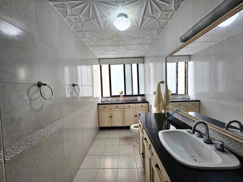 APARTAMENTO 4 QUARTOS SUÍTE VARANDA DEPENDÊNCIA ELEVADOR 2 GARAGENS À VENDA NA GRAÇA Rua Humberto de Campos Salvador - 