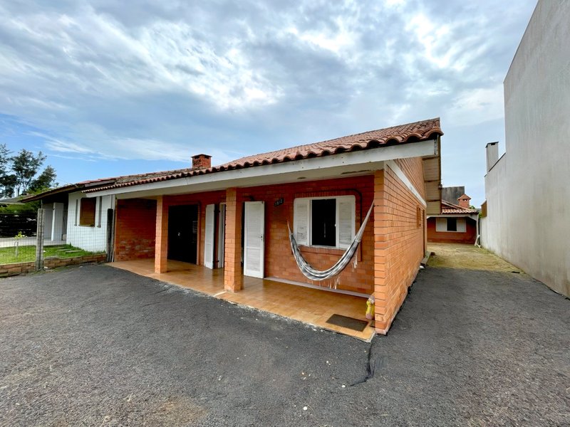 R$ 510.000 - CASA NA PRAIA - 189M2 - 3 DORM - CHURRASQUEIRA - PÁTIO - 2 VAGAS Rua Rio Comandaí Xangri-lá - 