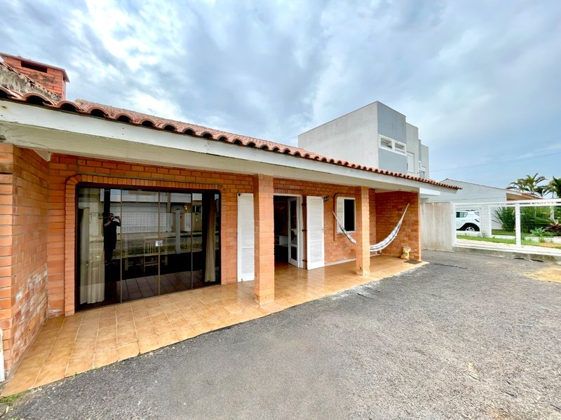 R$ 510.000 - CASA NA PRAIA - 189M2 - 3 DORM - CHURRASQUEIRA - PÁTIO - 2 VAGAS Rua Rio Comandaí Xangri-lá - 