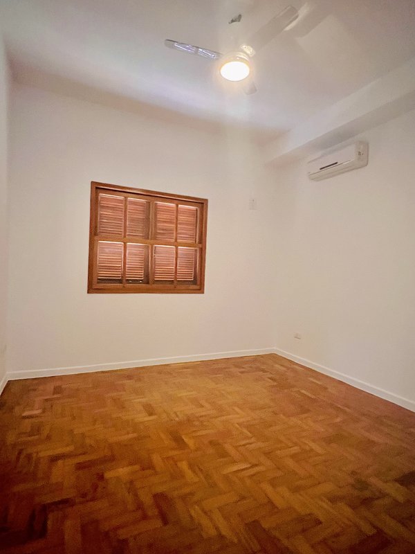BELÍSSIMA CASA DE ESQUINA EM PLANALTO PAULISTA Avenida Piassanguaba São Paulo - 