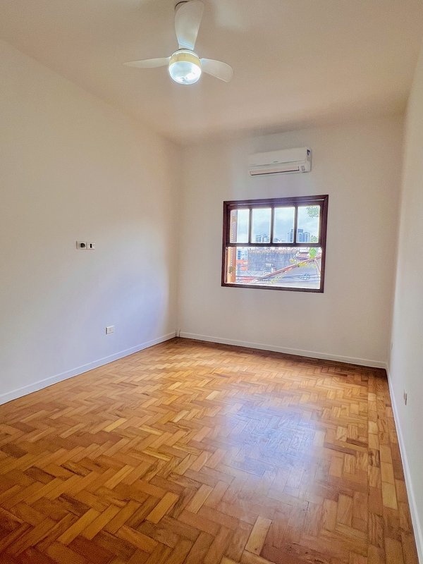 BELÍSSIMA CASA DE ESQUINA EM PLANALTO PAULISTA Avenida Piassanguaba São Paulo - 