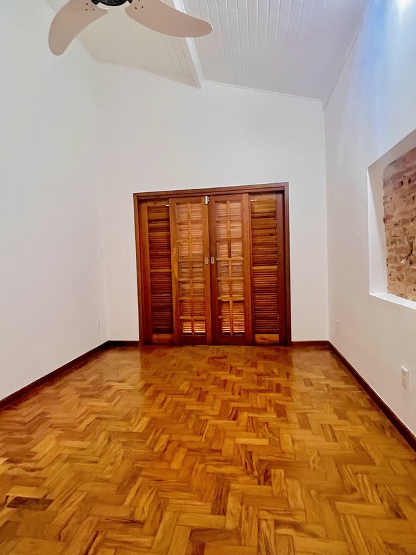 BELÍSSIMA CASA DE ESQUINA EM PLANALTO PAULISTA Avenida Piassanguaba São Paulo - 