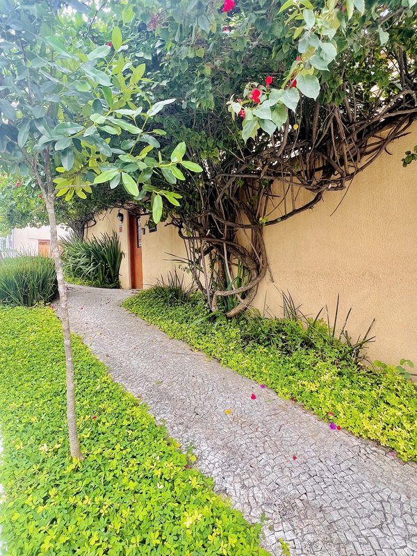 BELÍSSIMA CASA DE ESQUINA EM PLANALTO PAULISTA Avenida Piassanguaba São Paulo - 