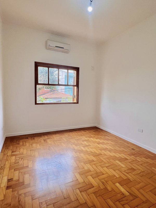 BELÍSSIMA CASA DE ESQUINA EM PLANALTO PAULISTA Avenida Piassanguaba São Paulo - 