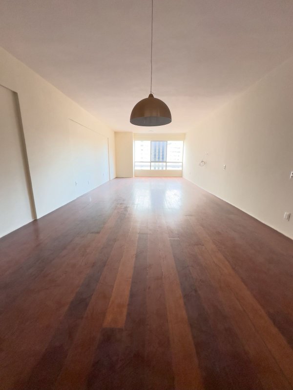 Apartamento à venda com 3 quartos sendo uma suíte, 168m² área útil por R$ 650.000,00 Rua Carlos Pereira Falcão Recife - 