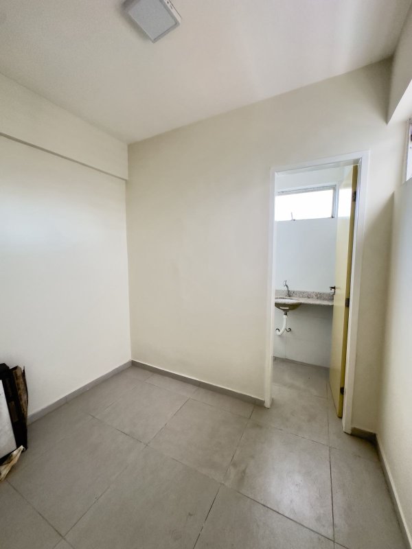 Apartamento à venda com 3 quartos sendo uma suíte, 168m² área útil por R$ 650.000,00 Rua Carlos Pereira Falcão Recife - 