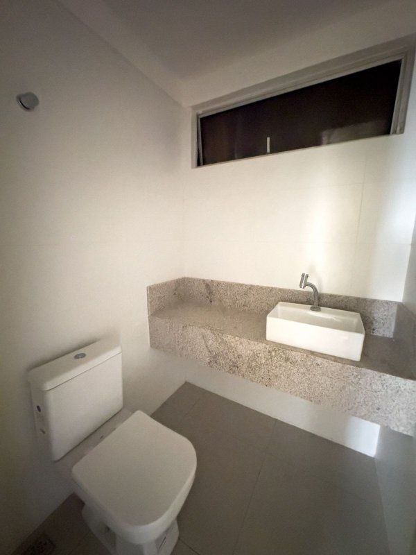Apartamento à venda com 3 quartos sendo uma suíte, 168m² área útil por R$ 650.000,00 Rua Carlos Pereira Falcão Recife - 