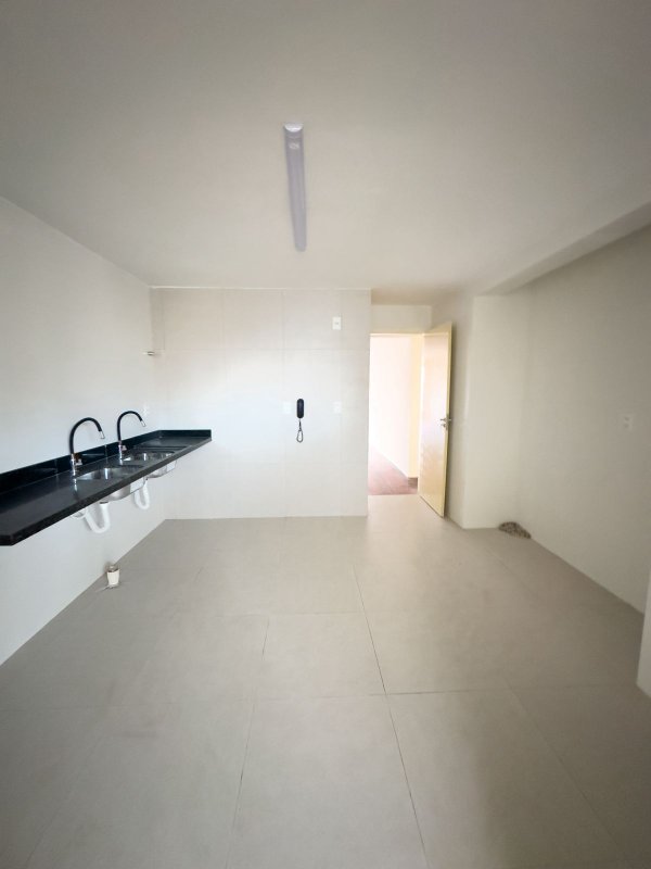 Apartamento à venda com 3 quartos sendo uma suíte, 168m² área útil por R$ 650.000,00 Rua Carlos Pereira Falcão Recife - 