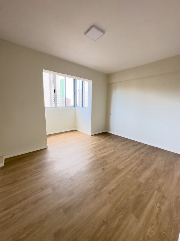 Apartamento à venda com 3 quartos sendo uma suíte, 168m² área útil por R$ 650.000,00 Rua Carlos Pereira Falcão Recife - 