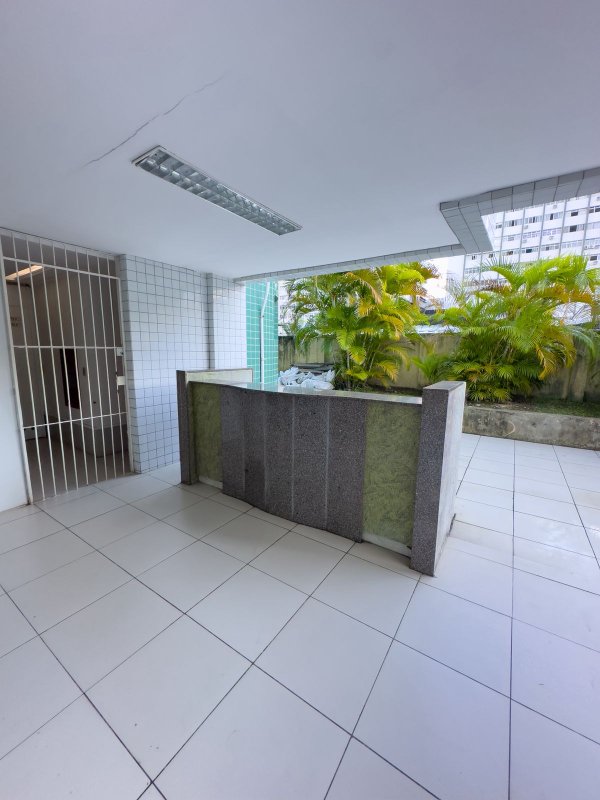 Apartamento à venda com 3 quartos sendo uma suíte, 168m² área útil por R$ 650.000,00 Rua Carlos Pereira Falcão Recife - 
