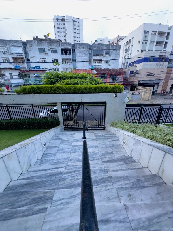Apartamento à venda com 3 quartos sendo uma suíte, 168m² área útil por R$ 650.000,00 Rua Carlos Pereira Falcão Recife - 