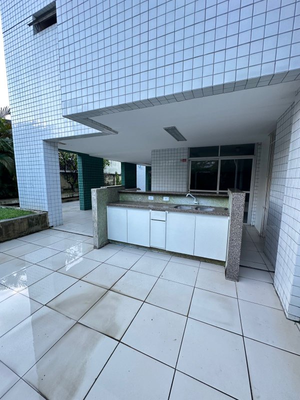 Apartamento à venda com 3 quartos sendo uma suíte, 168m² área útil por R$ 650.000,00 Rua Carlos Pereira Falcão Recife - 
