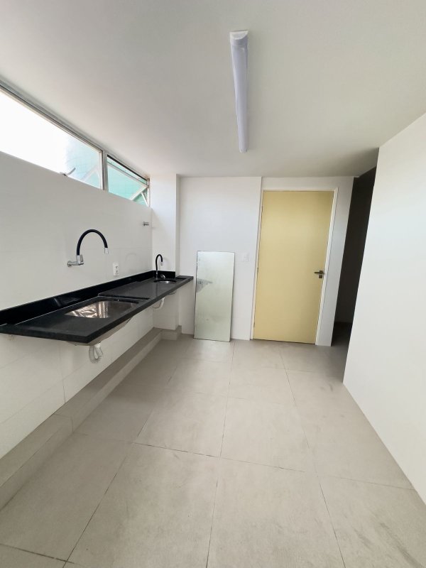 Apartamento à venda com 3 quartos sendo uma suíte, 168m² área útil por R$ 650.000,00 Rua Carlos Pereira Falcão Recife - 