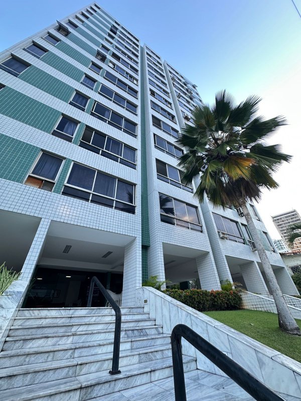 Apartamento à venda com 3 quartos sendo uma suíte, 168m² área útil por R$ 650.000,00 Rua Carlos Pereira Falcão Recife - 