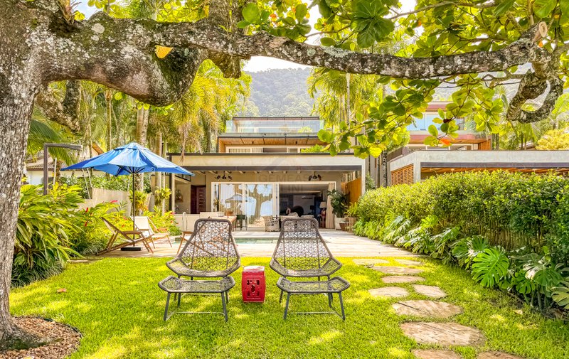 Casa pé na areia em condomínio exclusivo na Praia de Juquehy - À VENDA - São Sebastião - 