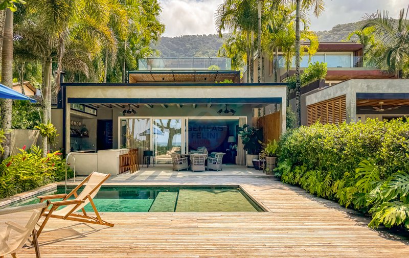 Casa pé na areia em condomínio exclusivo na Praia de Juquehy - À VENDA - São Sebastião - 