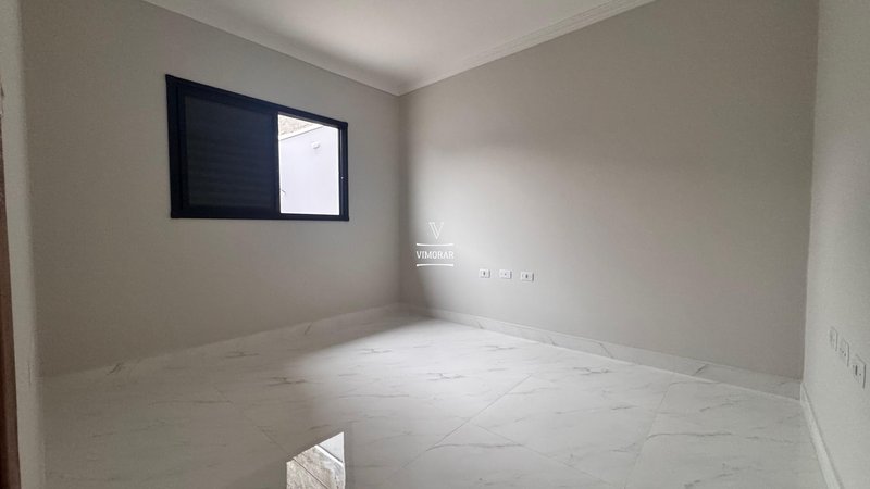 Casa térrea 2 dormitórios sendo 1 suíte + 4 vagas de garagem - Suzano - 