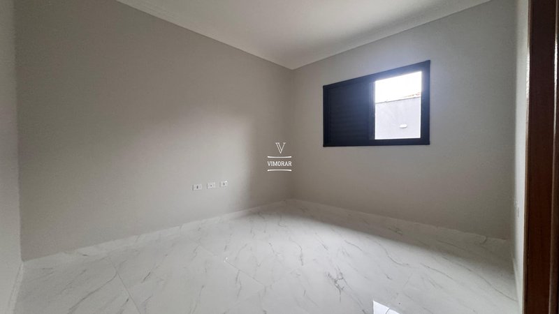 Casa térrea 2 dormitórios sendo 1 suíte + 4 vagas de garagem - Suzano - 