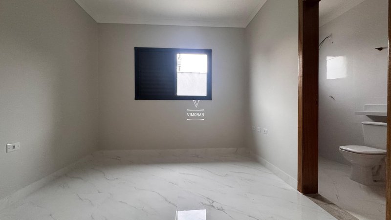 Casa térrea 2 dormitórios sendo 1 suíte + 4 vagas de garagem - Suzano - 