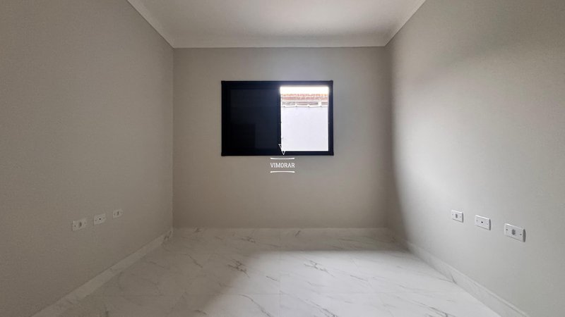 Casa térrea 2 dormitórios sendo 1 suíte + 4 vagas de garagem - Suzano - 
