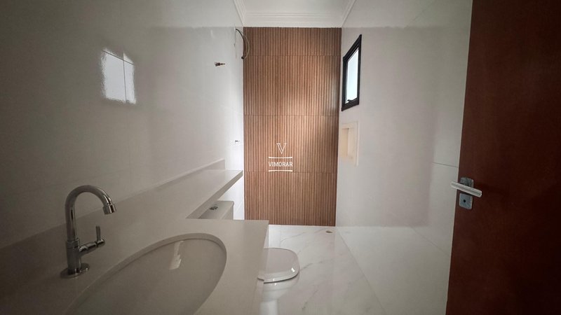 Casa térrea 2 dormitórios sendo 1 suíte + 4 vagas de garagem - Suzano - 