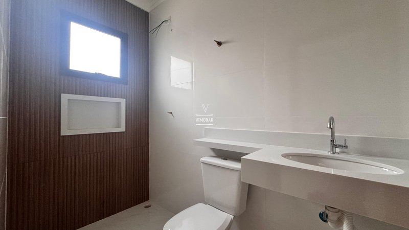 Casa térrea 2 dormitórios sendo 1 suíte + 4 vagas de garagem - Suzano - 