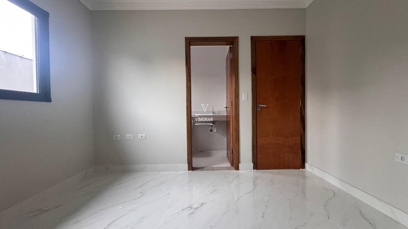 Casa térrea 2 dormitórios sendo 1 suíte + 4 vagas de garagem - Suzano - 