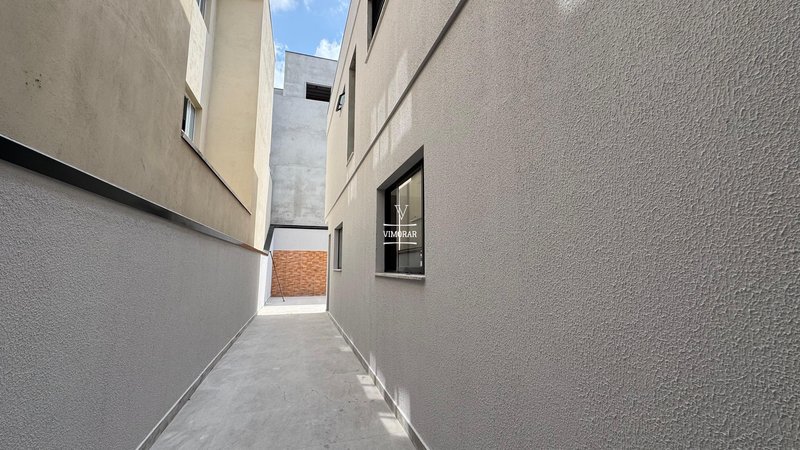 Sobrado 3 dormitórios sendo 1 suíte + 2 vagas de garagem  Guarulhos - 