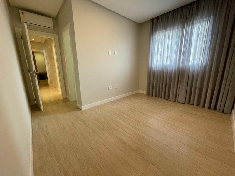 VILA DAS AROEIRAS RESIDENCE / Lindo apartamento mobiliado localizado no bairro Meia Praia Rua 262 Itapema - 