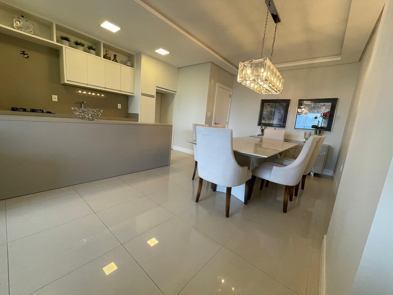 VILA DAS AROEIRAS RESIDENCE / Lindo apartamento mobiliado localizado no bairro Meia Praia Rua 262 Itapema - 