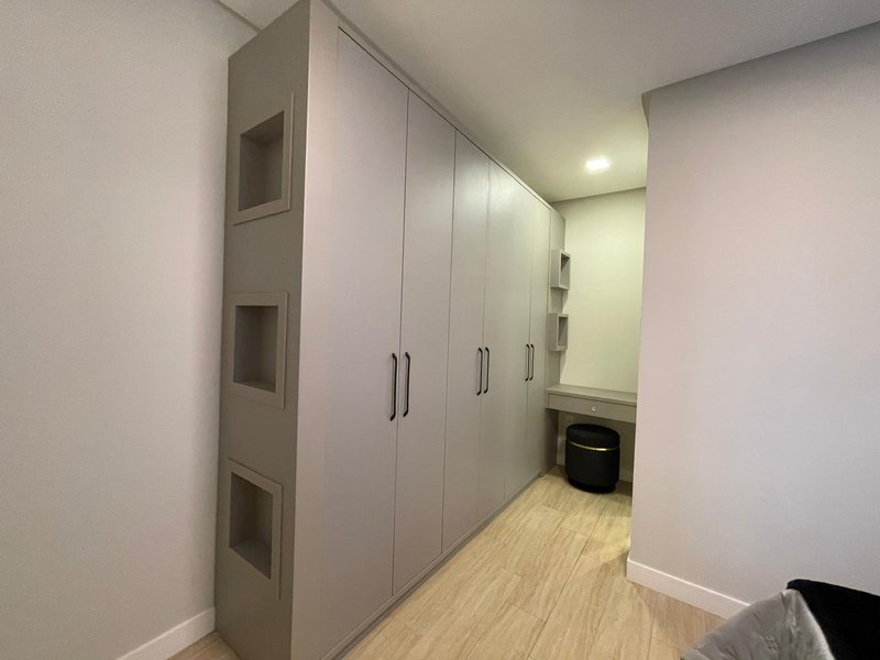 VILA DAS AROEIRAS RESIDENCE / Lindo apartamento mobiliado localizado no bairro Meia Praia Rua 262 Itapema - 