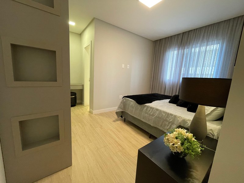 VILA DAS AROEIRAS RESIDENCE / Lindo apartamento mobiliado localizado no bairro Meia Praia Rua 262 Itapema - 